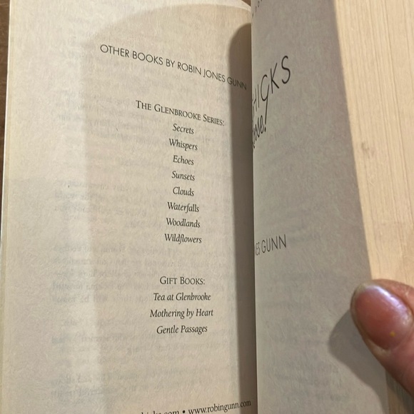 Book: Sisterchicks on the Loose! By Robin Jones Gunn - Picture 3 of 5